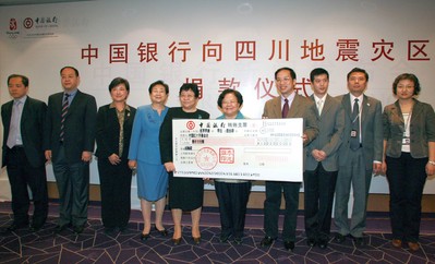 2008年5月14日上午，張燕玲副行長(zhǎng)將一張面額1,000萬的現(xiàn)金支票交到了中國紅十字會(huì)總會(huì)彭珮云會(huì)長(zhǎng)手中，代表中國銀行向汶川地震受災(zāi)地區(qū)人民捐款。