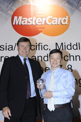 交通銀行信用卡中心市場部總監劉育健（右）接受由萬事達卡亞太/中東和非洲地區總裁 Andre Sekulic （左）頒發的獎項