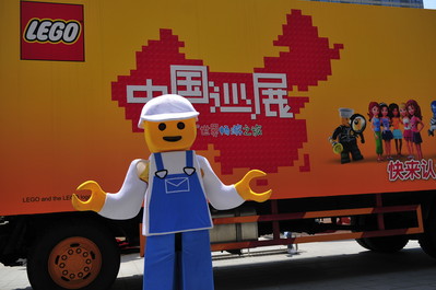 樂高卡車從北京出發(fā)，陸續(xù)開往天津、杭州、武漢等地，為當(dāng)?shù)睾⒆觽儙g樂和禮品。