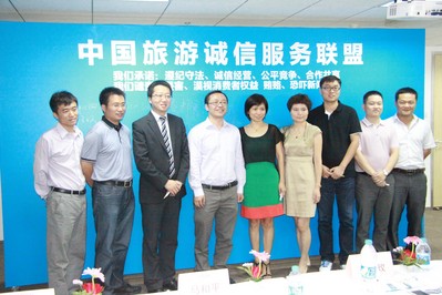 左起三為騰邦國際副總裁張鐸先生、左起五為去哪兒副總裁彭笑枚女士