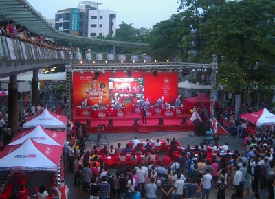 沃爾瑪廚藝達(dá)人爭霸賽全國決賽在沃爾瑪深圳蛇口店舉行，吸引大量市民駐足觀看