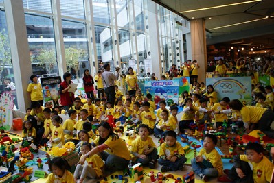 2012樂高智拼大賽團體組比賽中，小朋友們焦急地等待最終結果