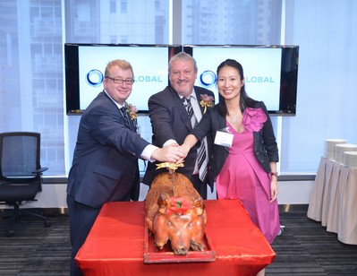 左起:全球銷售總監Gerard Delaney、行政總裁Peter Sewell及亞太區資深副總裁韓祖恩主持切燒豬儀式。