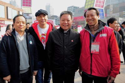 （從左至右）上海市血液中心主任朱永明、觸動傳媒創始人兼執行主席馮暉中、上海市副市長沈曉明、“獻血達人”陳澤人