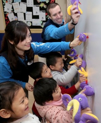 迪士尼英語小學員們沉浸在互動白板焰花游戲中，自信地用英文互動著. &copy;Disney English**(照片拍攝于迪士尼英語上海中山公園中心) 