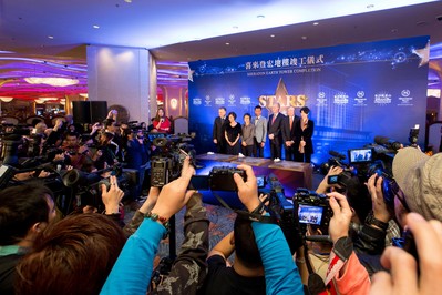 香港紅星古天樂、袁詠儀及朱茵于星期一在金沙城中心出席澳門喜來登酒店宏地樓竣工典禮后，為金沙城中心的“星光大道”進(jìn)行打手印及簽名儀式。從左至右：澳門喜來登金沙城中心酒店董事總經(jīng)理若瑟夫-道普先生、朱茵、澳門特別行政區(qū)政府旅游局局長文綺華女士、古天樂、金沙中國有限公司總裁兼行政總裁愛德華-卓思先生、金沙中國有限公司行政副總裁兼營運總裁大衛(wèi)-西斯克先生、袁詠儀