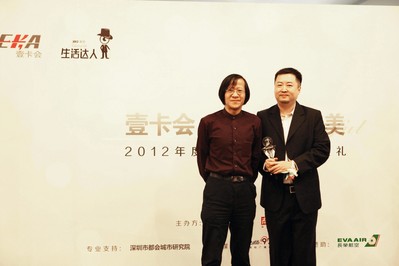 兩岸三地知名文化學者胡野秋為新聞漫畫達人顏慶雄頒獎，他認為這個時代需要平凡人來對生活目標進行修正。