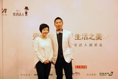 跨界文化人曉昱為健身達人李朝陽頒獎，她高度評價生活達人評選活動，認為它是一個重新認識城市的過程。