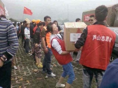 匹克體育成都分公司員工在救災現場發放救援物資