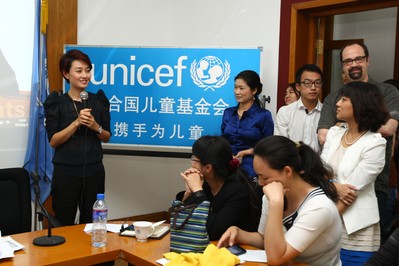 2013年5月18日，聯(lián)合國(guó)兒童基金會(huì)母乳喂養(yǎng)和早期兒童發(fā)展倡導(dǎo)者馬伊琍在“母愛(ài)10平方”母乳喂養(yǎng)宣傳活動(dòng)工作坊現(xiàn)場(chǎng)和參會(huì)人員交流