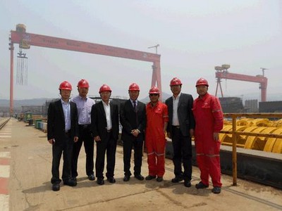 必維交流考察團(tuán)參觀(guān)武船重工深水浮筒
