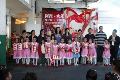 捐贈儀式簡單而溫暖，充滿歡樂