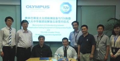 TUV SUD大中華區、中區 業務拓展與市場總監陳辰先生（左4）與奧林巴斯有限公司亞太無損檢測設備業務部（無損檢測設備業務拓展經理）Olivier Dupuis 先生（左3）簽約