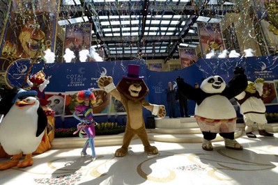 DreamWorks動(dòng)畫人物于星期日在金沙城中心舉行的“金光大道度假區(qū) ─ 體驗(yàn)夢(mèng)工場(chǎng)”啟動(dòng)儀式上與大批圍觀的訪客見面。圖片由Graham Uden提供。