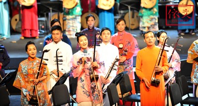 設(shè)計師與音樂家的強強聯(lián)合，整場服裝的色彩、款式、剪裁結(jié)構(gòu)和面料都貫穿古今，彰顯著每一位音樂家的獨特氣質(zhì)。