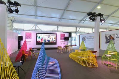 ELLE DECO Cafe設(shè)計咖啡館外觀的概念主題是“后花園的小山”