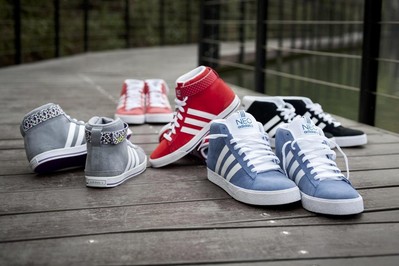 adidas Neo label 秋冬品牌大片中經(jīng)典絨面革為設(shè)計(jì)主軸的藍(lán),紅BB NEO高幫鞋，呈現(xiàn)亮眼的運(yùn)動(dòng)休閑風(fēng)格