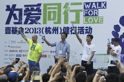 可口可樂大中華及韓國區(qū)董事長(zhǎng)魯大衛(wèi)（左一）、壹基金創(chuàng)始人李連杰（右一）、明星志愿者文章及相關(guān)領(lǐng)導(dǎo)為“為愛同行”隊(duì)伍鳴響出發(fā)槍聲