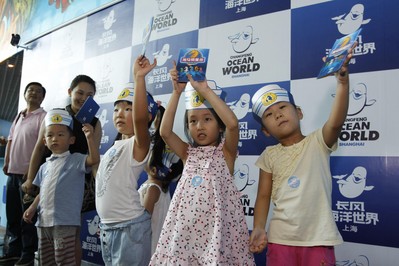 為上海長風海洋世界海馬小衛士頒發海馬明星冊