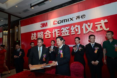  左：3M全球商業文儀產品業務部高級副總裁Jesse G.Singh、右：齊心文具股份有限公司董事長陳欽鵬出席簽約儀式