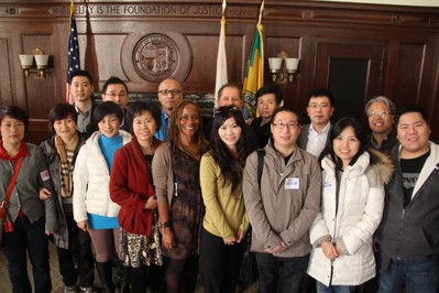 本年二月，Tradegood組織中國供應(yīng)商赴美考察，深入調(diào)研美國市場。圖為考察團(tuán)在洛杉磯市長辦公室合影。11月，Tradegood海外考察團(tuán)再度出擊，考察英國市場，獲取品牌策略最新資訊。