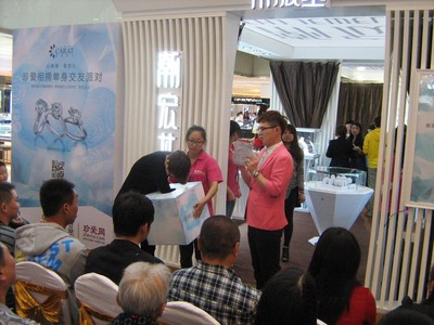 “克拉女人，珍愛網相擁”，參與活動的會員正在抽取克拉美鉆大獎