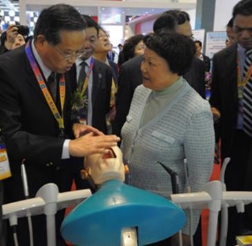 上海交通大學附屬第九人民醫院院長張志愿教授陪同中國科學技術協會領導鄧楠視察展會工作