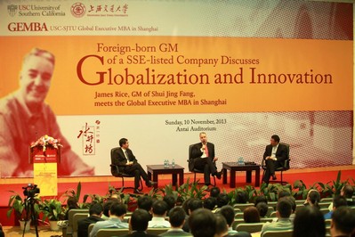 從左至右：上海交通大學-美國南加州大學全球EMBA項目學術主任陳百助教授，水井坊董事、總經理Jim Rice（大米），上海交通大學安泰經濟與管理學院副院長呂巍教授。