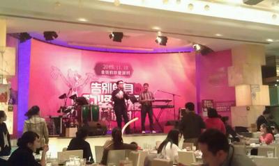 珍愛(ài)網(wǎng)“告別單身，抱緊珍愛(ài)”活動(dòng)現(xiàn)場(chǎng)，上海樂(lè)隊(duì)激情演唱