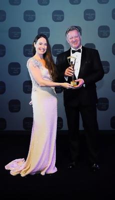 新加坡濱華大酒店總經理 Kurt Wehinger （右）代表君華酒店集團和新加坡濱華大酒店領取2013年世界豪華酒店獎