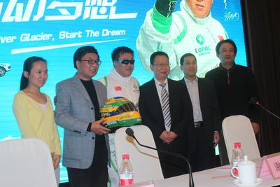 從左依次：搜狐網新聞副總編周蓉、中央電視臺著名主持人韓喬生、飛越車手謝雨均、活動主辦方--江蘇龍蟠石化總經理石俊峰、活動協(xié)辦方--黑龍江省黑河市旅游局常務副局長張寶紅、活動支持方--江蘇大唐靈獅廣告有限公司總經理吳綱