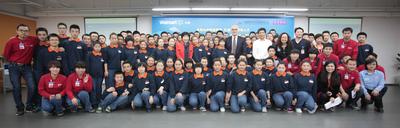 中國青少年發(fā)展基金會秘書長涂猛先生，百年職校發(fā)起人和理事長姚莉女士，沃爾瑪中國公司事務高級副總裁博睿等嘉賓在“沃爾瑪零售人才職業(yè)培訓課程” 開課典禮上與師生代表一起合影。